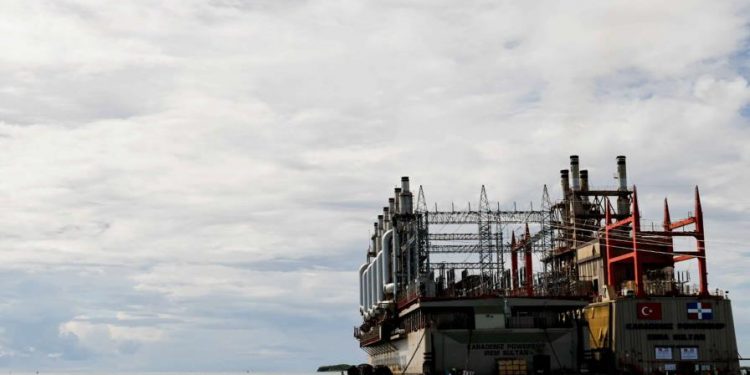 Medio Ambiente determina incendio en barcaza en Azua no provocó daños al ecosistema