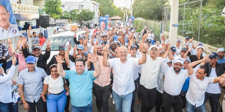 Ulises Rodríguez realiza recorrido en barrios de Gurabo de Santiago.