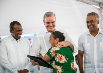 Presidente Abinader entrega 1188 títulos de propiedad en Elías Piña y Dajabón