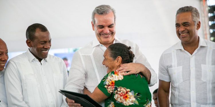 Presidente Abinader entrega 1188 títulos de propiedad en Elías Piña y Dajabón