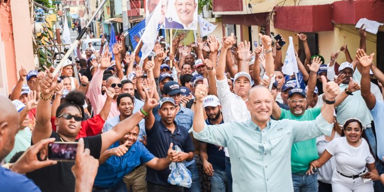Ulises Rodríguez recibe amplio respaldo en recorrido “mano a mano y cara a cara” por barrios populares de Santiago