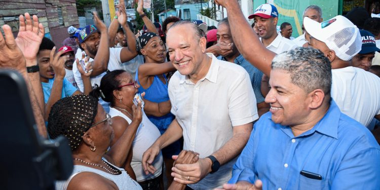 Ulises Rodríguez promete sacar a barrios de Santiago del abandono