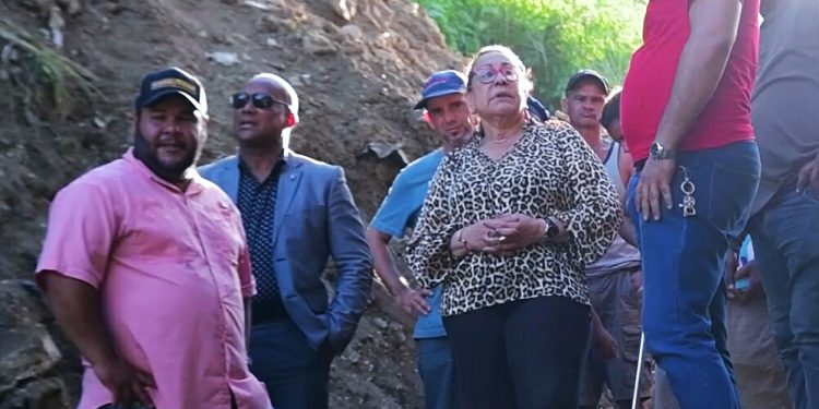 Gobernadora Rosa Santos supervisa limpieza de laguna habia sido demandada en el sector Las Siete Casas