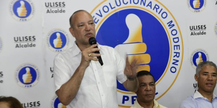 Ulises Rodríguez recibe apoyo de más de 200 rutas del transporte de Santiago