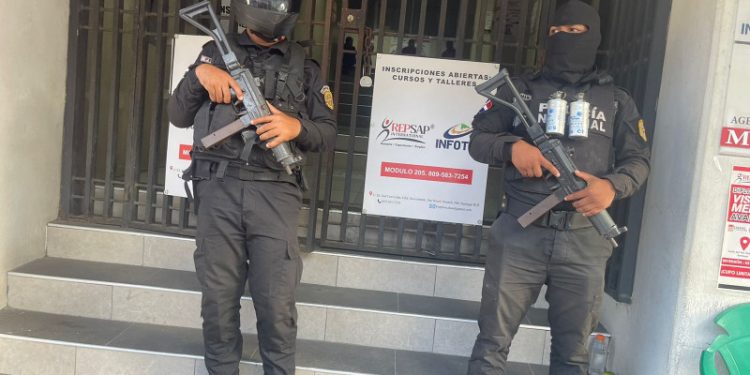 Fiscales allanan oficinas de abogados en la ciudad de Santiago; algunas personas han sido detenidas