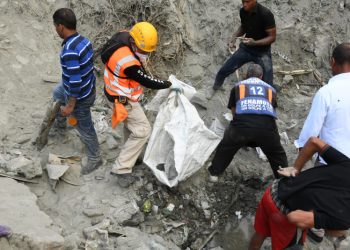 Defensa Civil continúa levantando escombros tras accidente en Quita Sueño