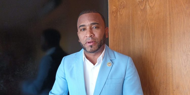 Regidor Pedro Gómez solicita alcalde de Santiago explique irregularidades en proceso licitación