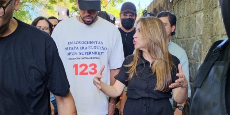 Carolina Mejía y Romeo Santos realizan recorrido en La Arenita