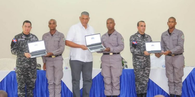 Interior y Policía entrega laptops a conscriptos como parte del compromiso de reforma educativa policial