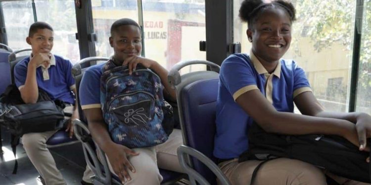 Transporte Escolar llama a padres a llevar a sus hijos temprano a paradas del transporte