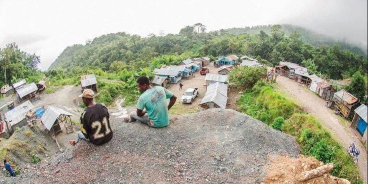 Contaminación y colonias de haitianos en mina de larimar de Barahona