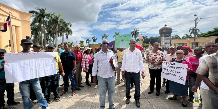 Parceleros de Bayaguana protestan en reclamo de títulos de tierra prometidos