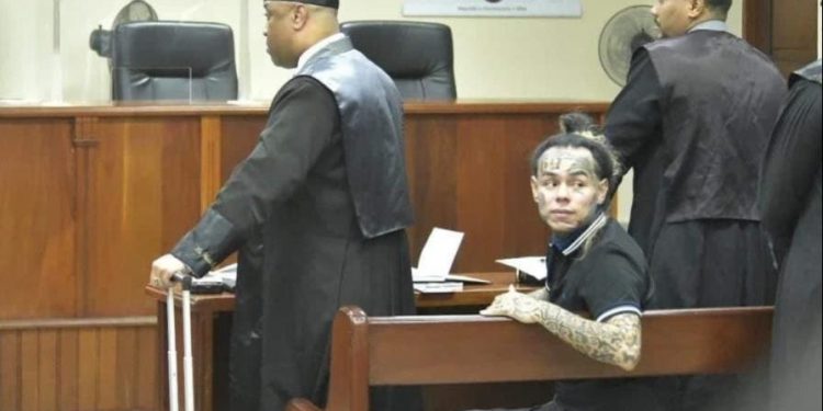 Jueza levanta de manera provisional el impedimento de salida a Tekashi