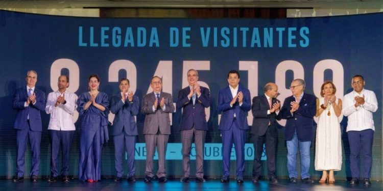 RD ha recibido 8,245,189 turistas de enero a octubre; se espera completar 10 millones este año