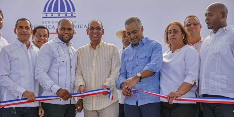 Ministro Deligne Ascención inaugura un puente peatonal y motorizado en El Carril de Haina