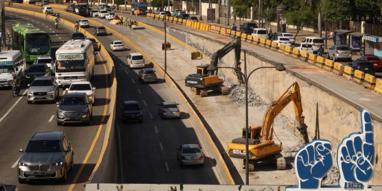 Habilitan lado sur de paso a desnivel en la 27 de Febrero, pero persisten tapones