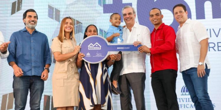 Abinader y el ministro Bonilla entregan 400 apartamentos en San Luis