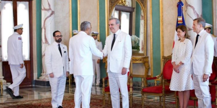 Abinader recibe credenciales de seis nuevos embajadores