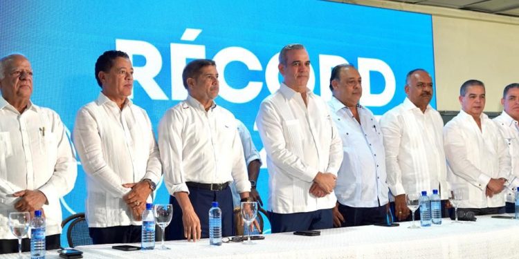 Presidente Abinader destina más de mil millones de pesos al sector avícola que beneficiarán a grandes y pequeños productores.