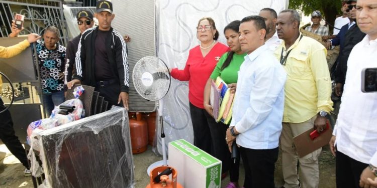 Gobernadora Rosa Santos asiste 4 familias que perdieron sus hogares por un incendio en Santiago Oeste