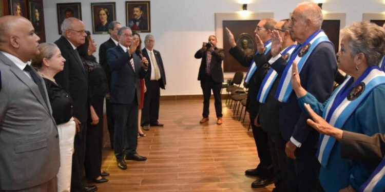 Instituto Duartiano juramenta miembros honorarios y develiza obras artísticas