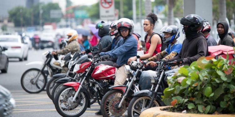 Aprueban proyecto de ley que busca multar con 100 salarios mínimos a motoristas que calibren