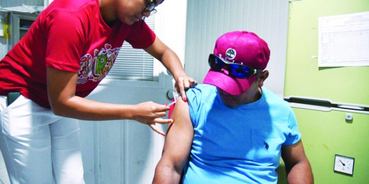 Ciudadanos fluyen hacia centros de vacunación contra Covid