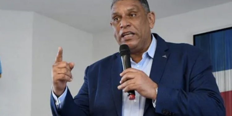 Ministro de Interior y Policía y el obispo de Higüey apoyan restringir las motos