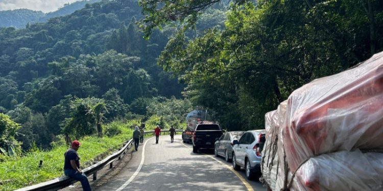 Se vuelca camión en carretera Constanza-La Vega; tapón abarca kilómetros