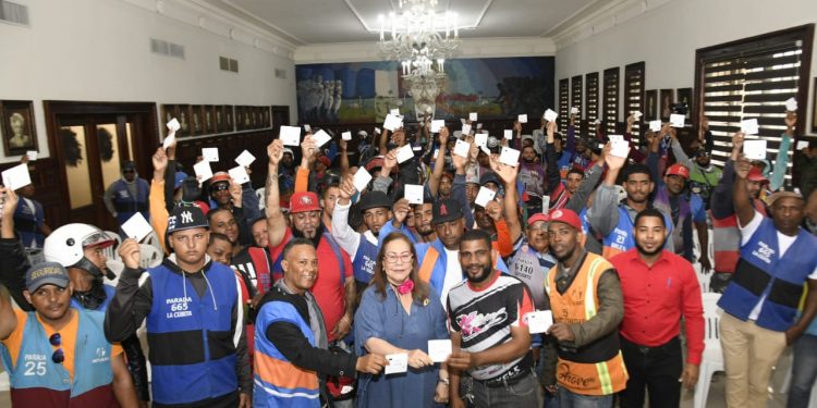 Gobernadora Rosa Santos entrega bonos navideños del 2023 en Santiago