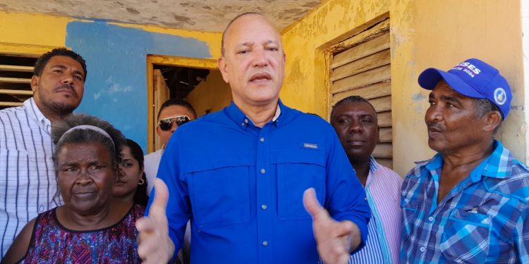 Ulises repara y pinta viviendas en barrios populares de Santiago