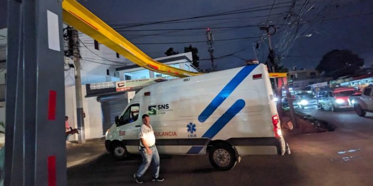 Ambulancia queda atascada con barra que impide paso de vehículos pesados en calle de Santiago