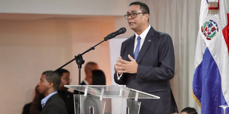 Víctor D’Aza saluda selección nuevos integrantes Tribunal Constitucional