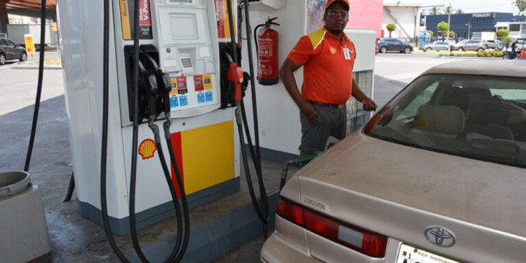 Precios de gasolinas premium y regular se colocan a la baja