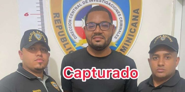 Arrestan hombre que agredió mujer mientras sostenía un niño en sus brazos