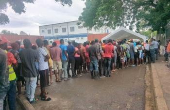 Comerciantes haitianos desafían las lluvias para participar en mercado binacional de Dajabón