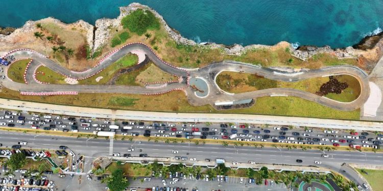 Presidente Luis Abinader inaugura tramo del Malecón e inicia feria del Inespre