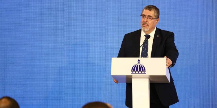 Presidente electo de Guatemala, durante visita a RD, pide a países unirse para defender democracia