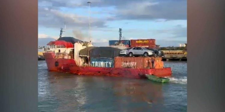 Rescatan seis tripulantes de embarcación que zozobró en Puerto Plata; buscan a otros sobrevivientes