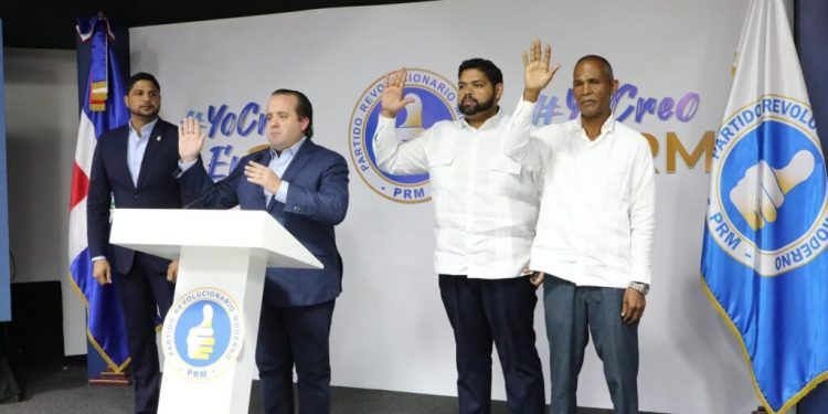 PRM juramenta a Eddy Montás y a cientos de dirigentes del PLD de San Cristóbal