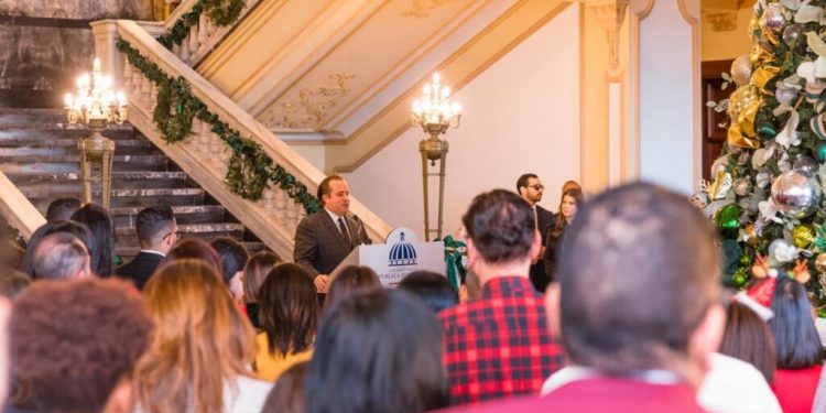 Con encendido de árbol, dan apertura a los jardines del Palacio Nacional
