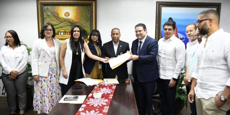 ¡Es oficial! El PRM inscribe a Carolina Mejía como alcaldesa y Stalin Alcántara, vicealcalde