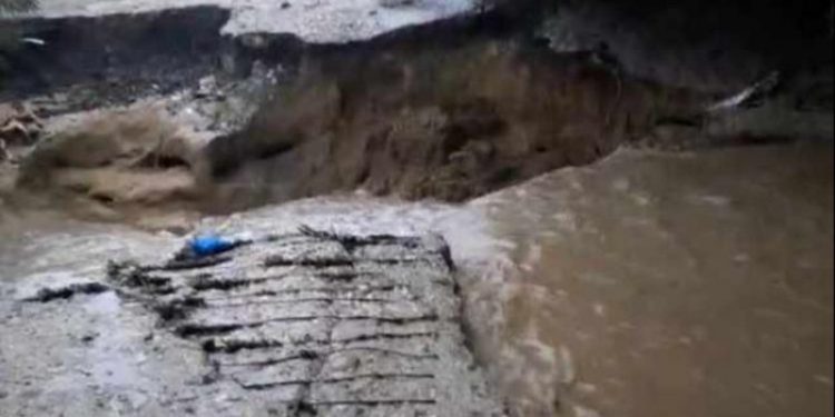Lluvias provocan caos en Villa Isabela; hay varias viviendas inundadas y trabajos interrumpidos