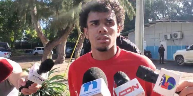 Se entregan tres de cuatro hombres acusados de asaltar el artista urbano Crazy Design en Santiago