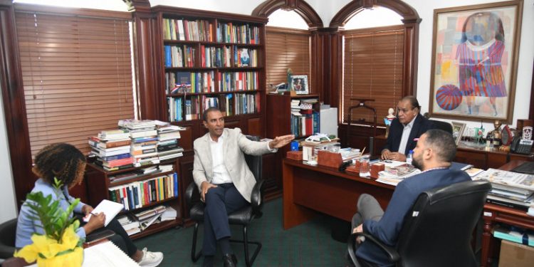 Candidato a alcalde Domingo Contreras se propone afianzar el transporte colectivo en la capital