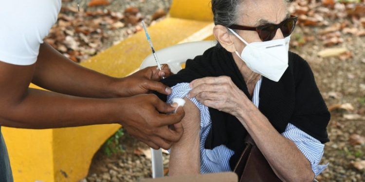 OMS insta a utilizar mascarillas y volver a vacunarse contra el covid-19