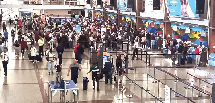 Quejas de pasajeros con aerolíneas por sobreventas de vuelos