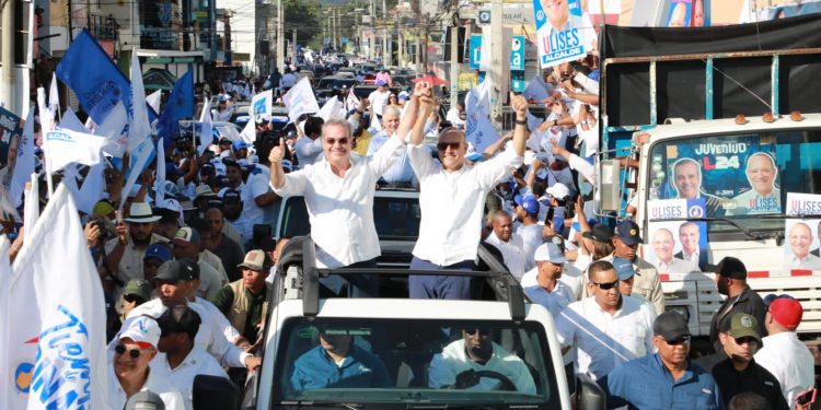 Multitud demanda en Santiago 4 años más para Abinader y cambio en la alcaldía
