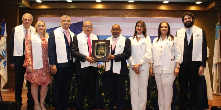 Sociedad de Neumología reconoce a Plutarco Arias por su extraordinaria gestión