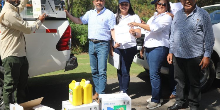 Delegación Multinacional Trabaja Para Erradicar la Mosca del Mediterráneo